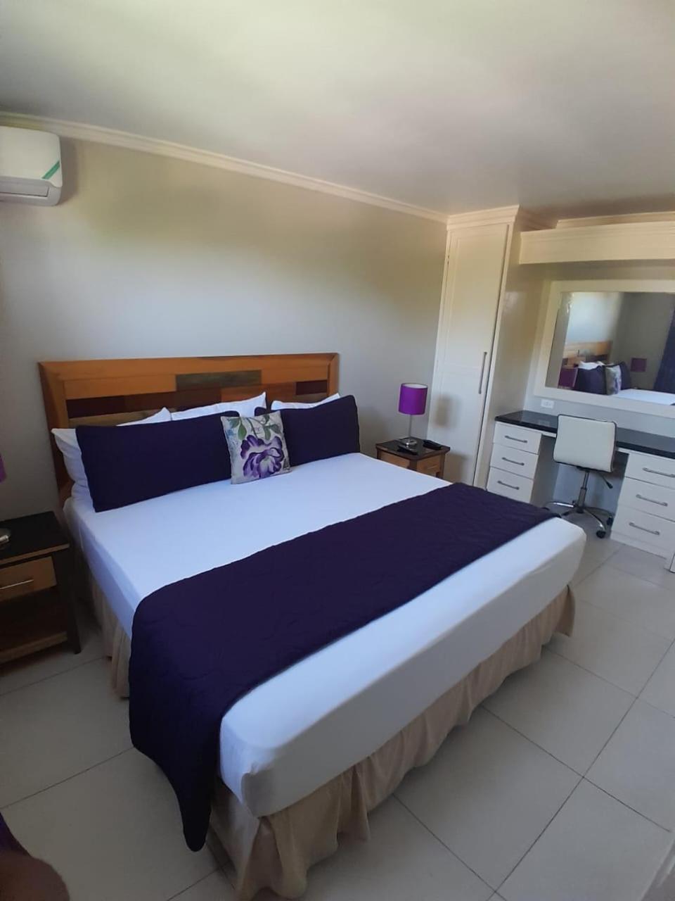 Contemporary One Bedroom At Sandcastles Apartment